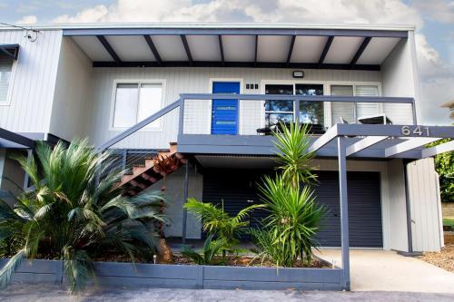 The Surf Beach House / Surf Beach