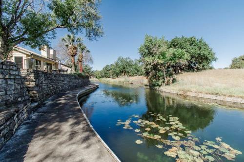 Stylish Waterfront Townhouse With Boat Slip, Pet Friendly