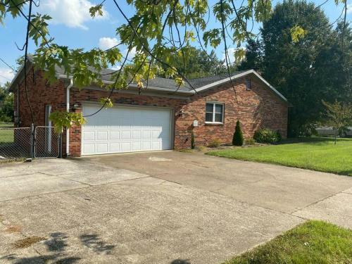 Cheerful 4 Br/2 Baths Between Evansville/ Newburgh