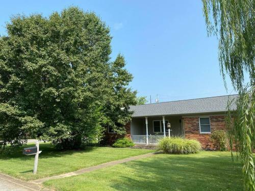 Cheerful 4 Br/2 Baths Between Evansville/ Newburgh