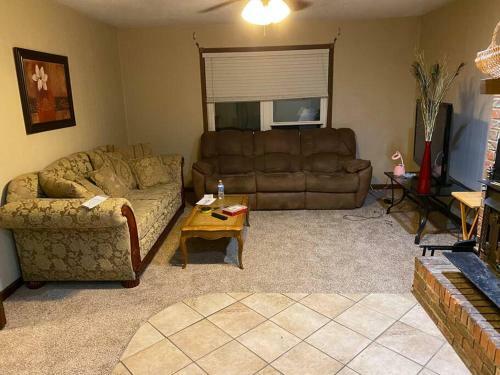 Cheerful 4 Br/2 Baths Between Evansville/ Newburgh
