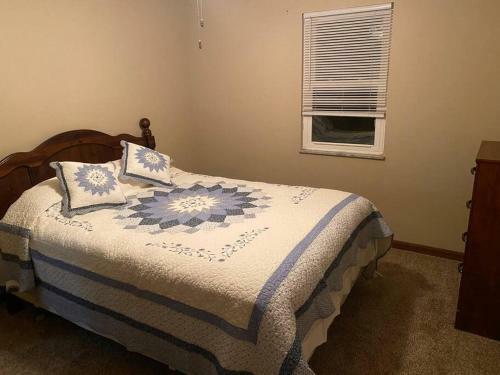 Cheerful 4 Br/2 Baths Between Evansville/ Newburgh