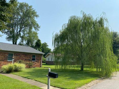 Cheerful 4 Br/2 Baths Between Evansville/ Newburgh