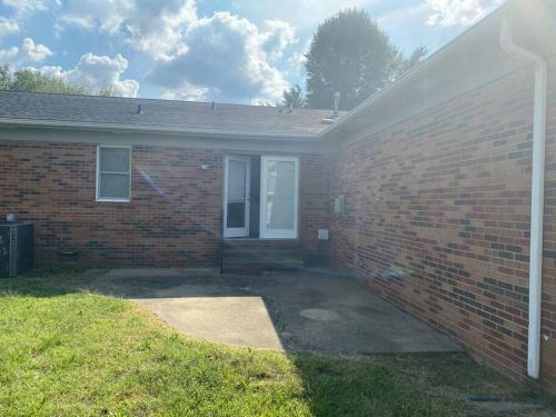 Cheerful 4 Br/2 Baths Between Evansville/ Newburgh