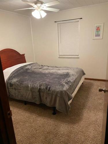 Cheerful 4 Br/2 Baths Between Evansville/ Newburgh