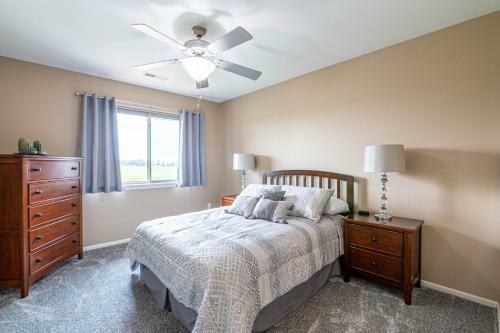 3 Bedroom W/ King Suite - Home Away From Home!