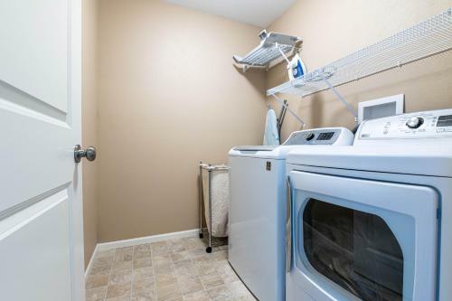 3 Bedroom W/ King Suite - Home Away From Home!