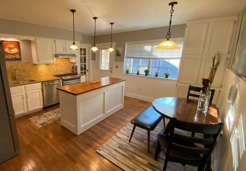 Here It Is! Cool Cape Cod-3 Br-2.5 Bath-12 Guests