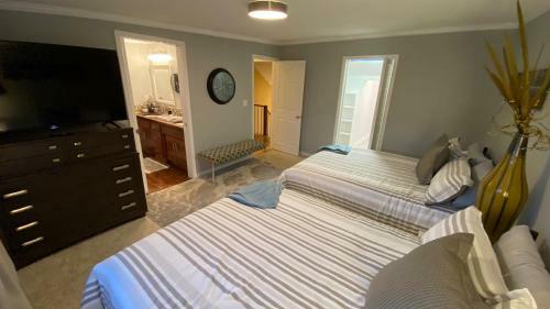 Here It Is! Cool Cape Cod-3 Br-2.5 Bath-12 Guests