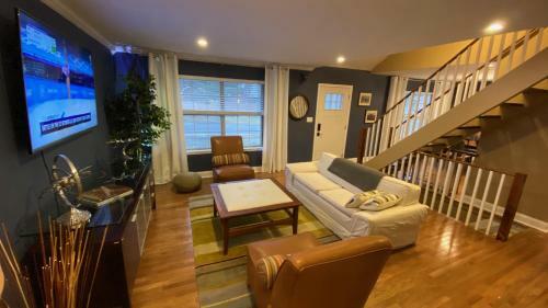 Here It Is! Cool Cape Cod-3 Br-2.5 Bath-12 Guests