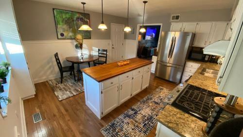 Here It Is! Cool Cape Cod-3 Br-2.5 Bath-12 Guests