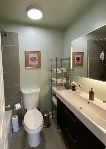 Here It Is! Cool Cape Cod-3 Br-2.5 Bath-12 Guests