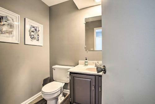 Modern Townhome With Fireplace Near Stoll Park