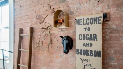 Apartamento Pickle Factory Cigars And Bourbon Rustic One Bedroom