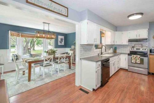 Renovated Oasis, 4 Bedroom/outdoor Dining