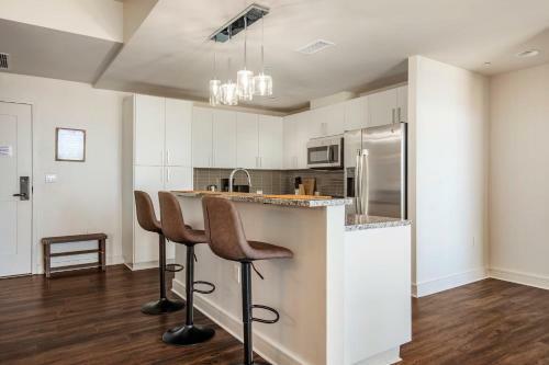 Apartamento Elegant 2br Condo With Sky Pool By Cozysuites