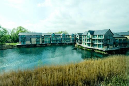 Aparthotel Cotswold Water Park Four Pillars Apartments