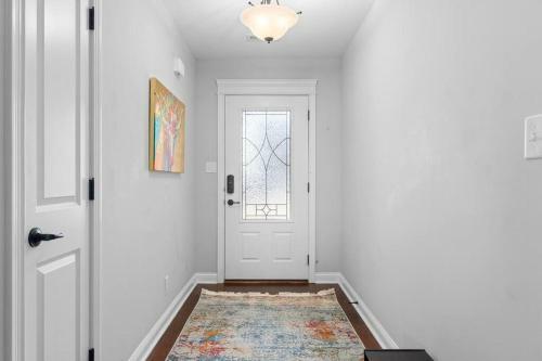 Bright & Dreamy Home Away From Home W Deck & Yard