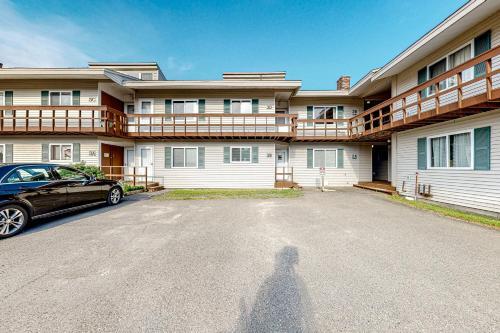 Lakeview Condo