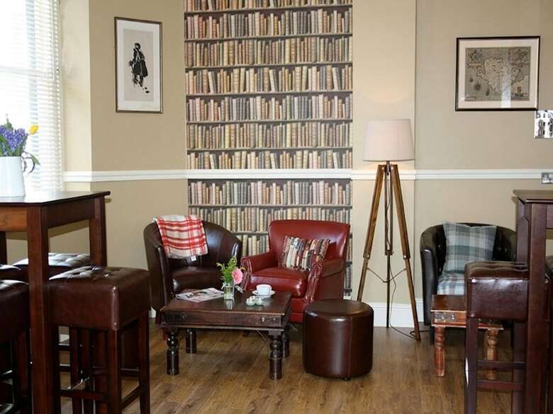 Hostal Castle Court