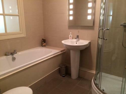 Bradford Views, 2 Bed Apartment