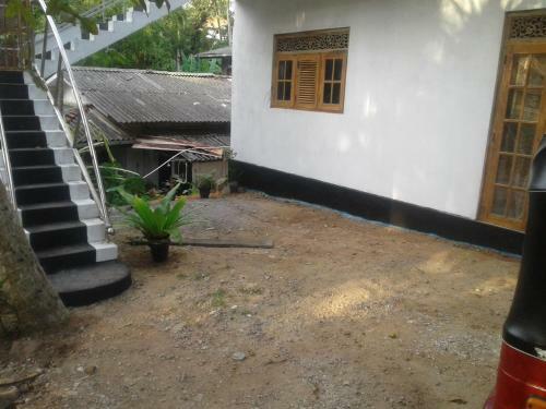 Hostal Rivi Sanda Villa & Apartment Hikkaduwa