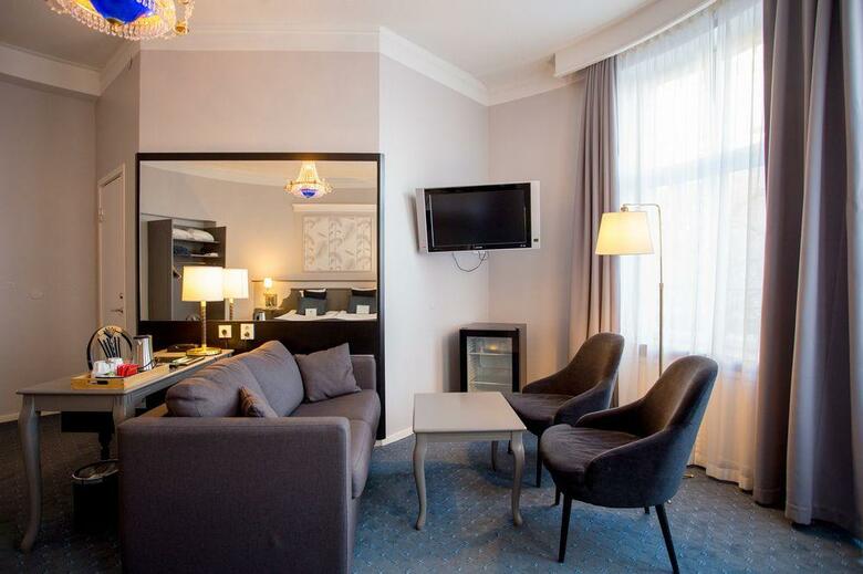 Crystal Plaza Hotel