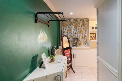 Apartamento Hideaway , All You Need, And Nothing You Don't