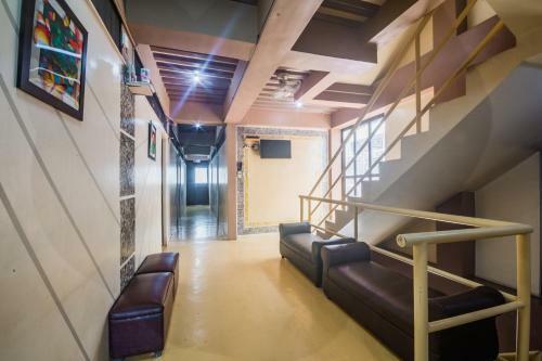 Hotel Vaccinated Staff-oyo 569 Alt Complex
