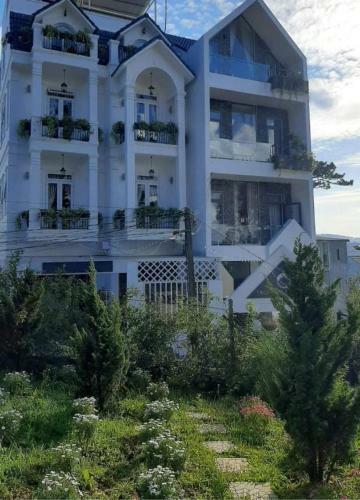 Trouvaille House