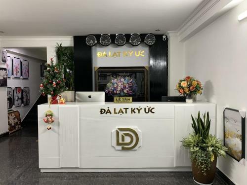 ?� L?t K� ?c Hotel