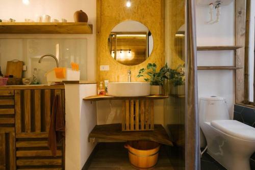 Apartamento Lotushomestayhanoi - Wood & White