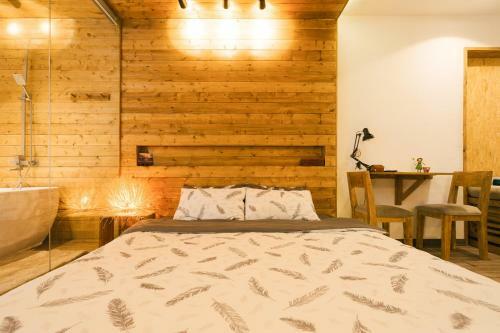 Apartamento Lotushomestayhanoi - Wood & White