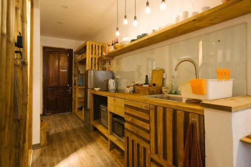 Apartamento Lotushomestayhanoi - Wood & White