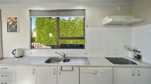 Kapiti Views - Waikanae Beach Holiday Home