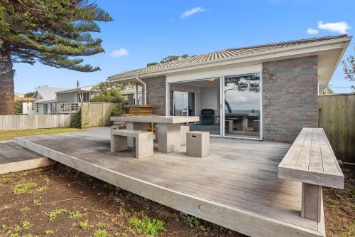 Beach Daze Bach - Waihi Beach Holiday Home