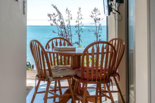 Oneroa Beachfront Apartment