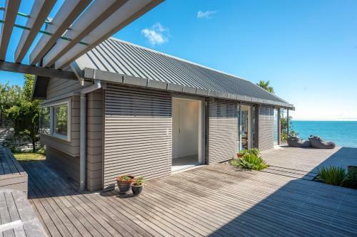 Oneroa Beachfront Apartment