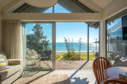 Oneroa Beachfront Apartment