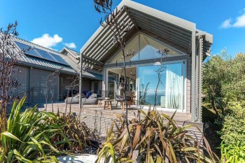 Oneroa Beachfront Apartment