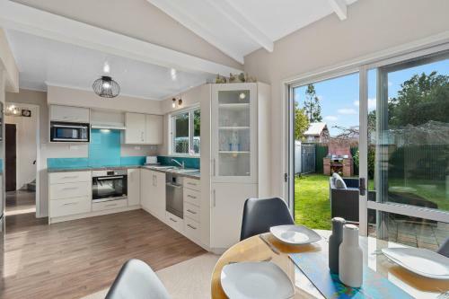 Moreton View - Gisborne Holiday Home