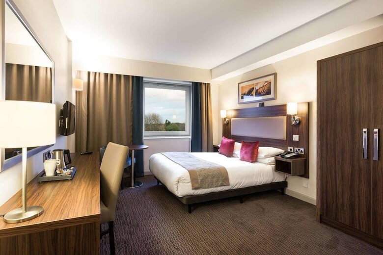 Heston Hyde Hotel