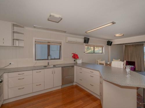 Paradise By The Beach - Simpson's Beach Holiday Home