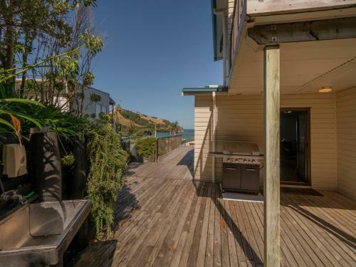 Paradise By The Beach - Simpson's Beach Holiday Home