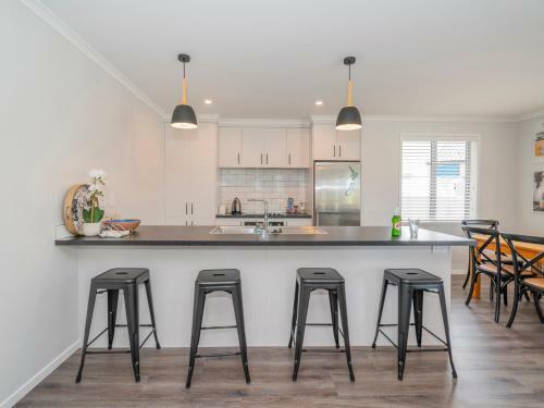 Peaceful On Palm - Whitianga Holiday Home