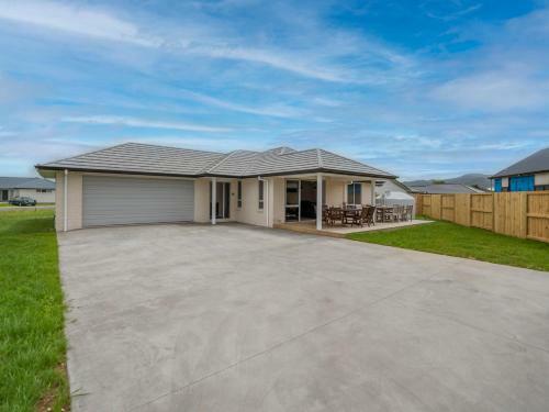 Peaceful On Palm - Whitianga Holiday Home