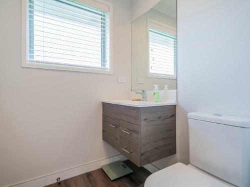 Peaceful On Palm - Whitianga Holiday Home