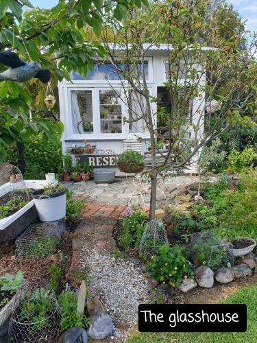 Hostal Cabins On Tudor Bed & Breakfast