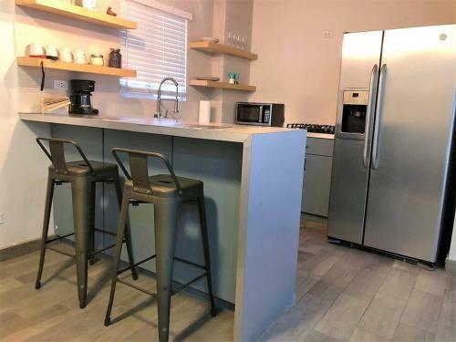 Lovely 1 Bedroom Apartment W/private Parking