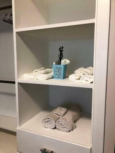 Lovely 1 Bedroom Apartment W/private Parking